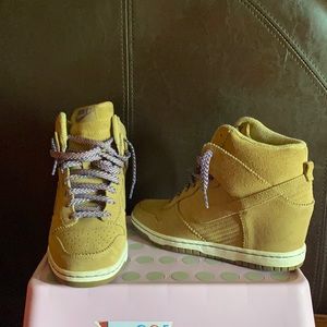 Nike heeled tennis shoe